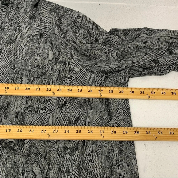 Torrid Top Blouse Woman‎ 4X  Snake Print Button Front Half Roll Tab Sleeve Light - Picture 8 of 10